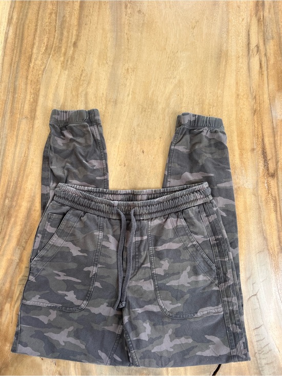Athleta Pants - Athleta camo farallon joggers